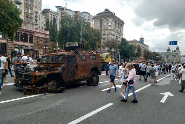 В Киеве на Крещатике проводят"парад" разбитой техники армии РФ (фото)