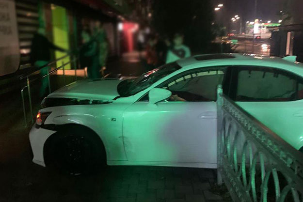 В Соломенском районе столицы Lexus выехал на тротуар и сбил двух пешеходов. Потерпевшие с многочисленными травмами были доставлены в больницу