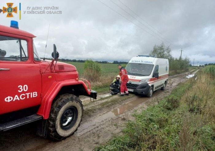 В Киевской области в грязи застряла скорая