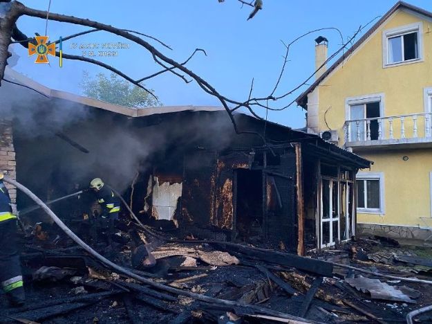 У Києві спалахнув приватний будинок (фото)