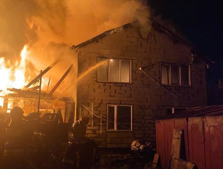 На левом берегу в Киеве загорелся частный дом, пожар тушили два часа