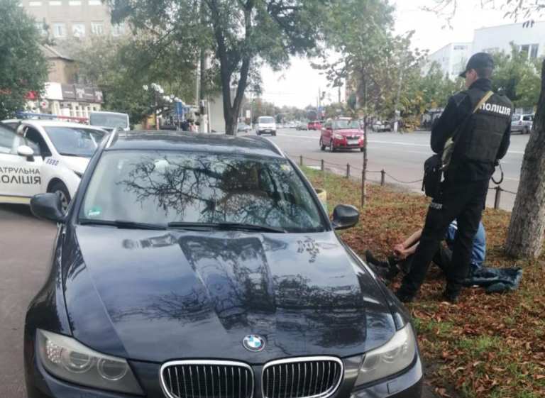 Под Киевом пьяный неадекват повредил чужой BMW