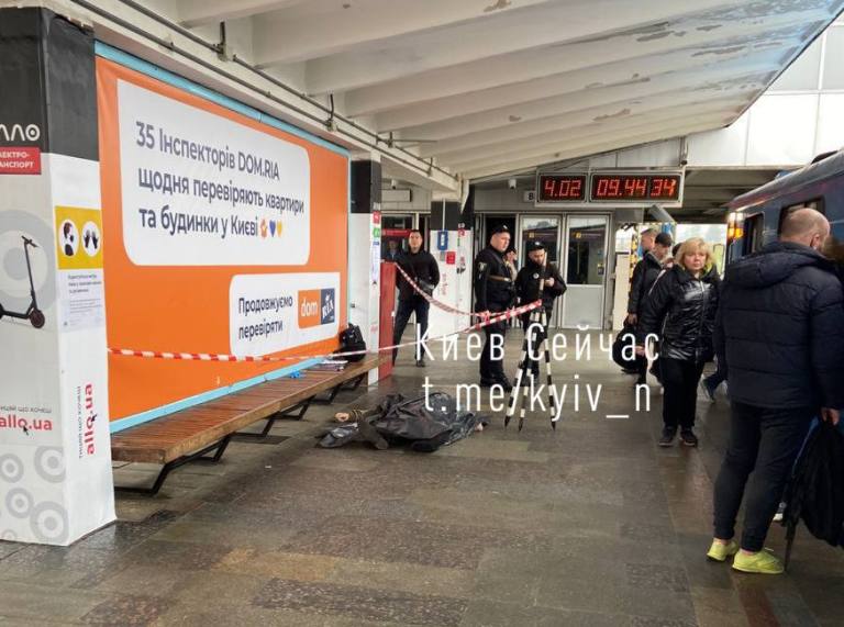 У метро Києва на станції помер пасажир