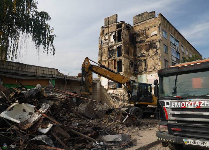В Гостомеле разбирают дом, разрушенный российским снарядом