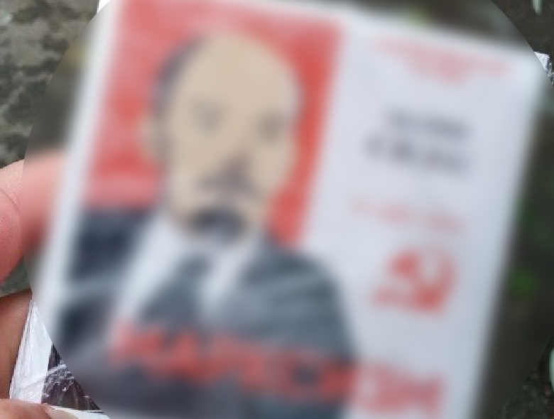 У Києві чоловік розповсюджував листівки з антиукраїнською символікою