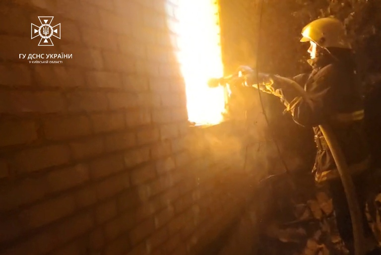 Под Киевом в дачном кооперативе загорелся дом
