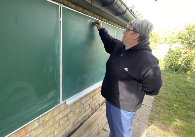 Учительница из Киевской области, чей дом разрушили оккупанты, ведет уроки под открытым небом