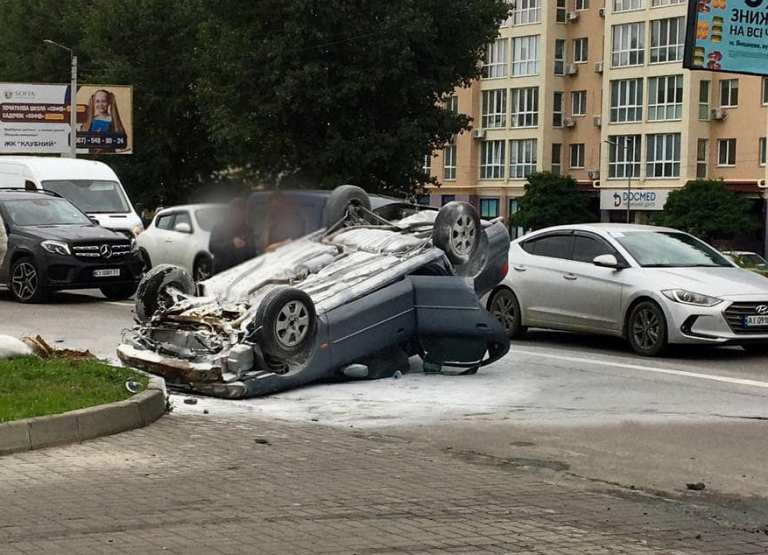 Под Киевом посреди дороги перевернулся и загорелся автомобиль