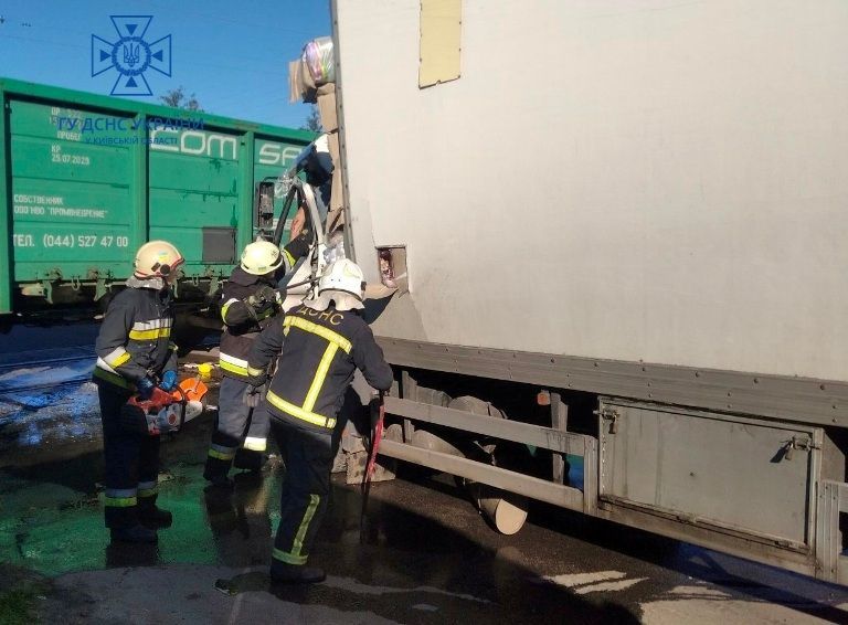 Под Киевом авария, фура врезалась в локомотив