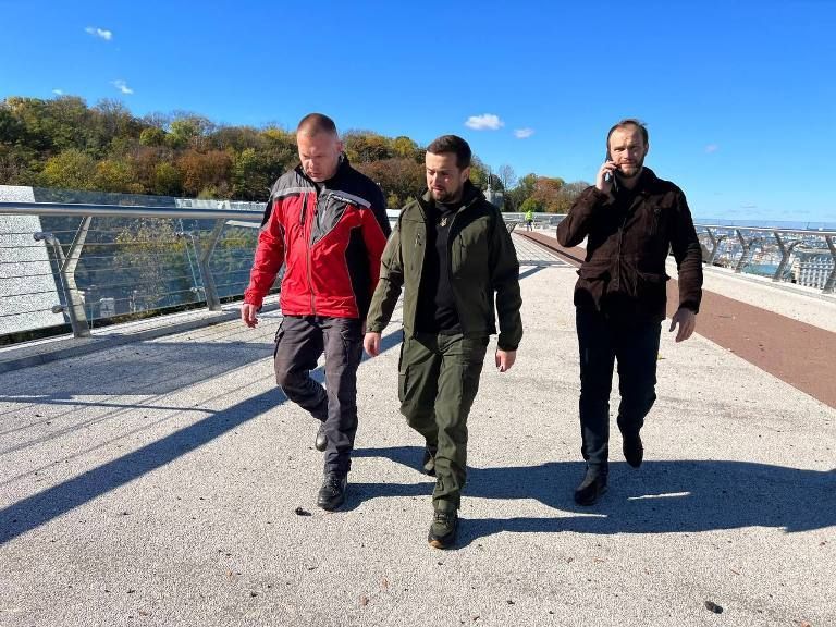 Обстріл скляного мосту у Києві: фото наслідків