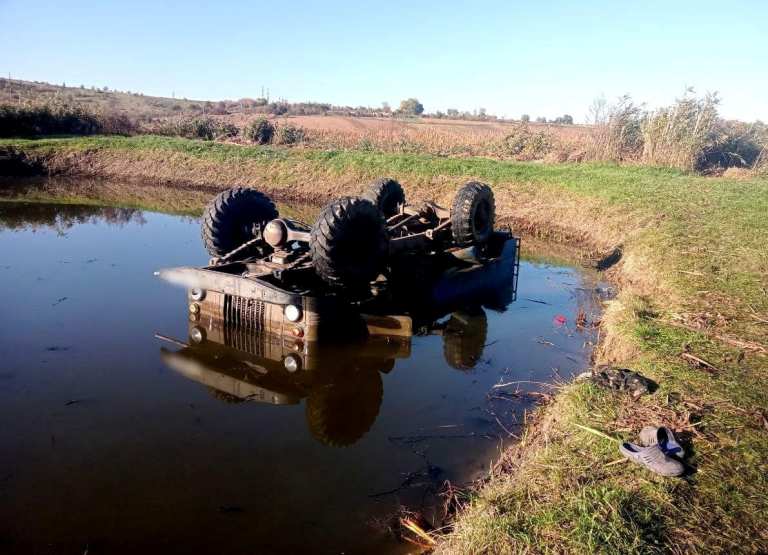 В Киевской области грузовик упал в реку, водитель умер в кабине