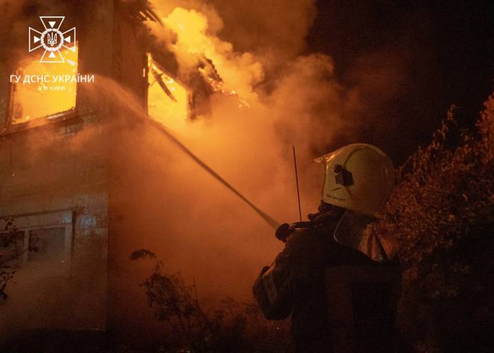 В Киеве – пожар, частный дом выгорел дотла