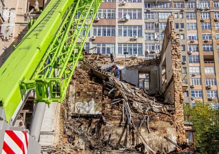 Спасатели завершили разбор завалов дома в Киеве, разрушенного российским дроном