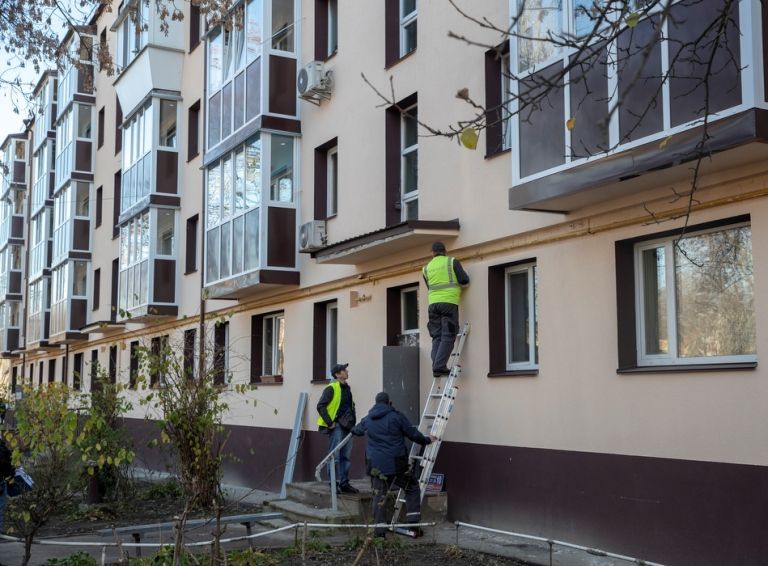 В Киеве ремонтируют дома, пострадавшие от обстрелов