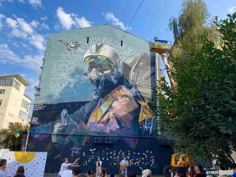 В центре Киева появился мурал, посвященный украинским пилотам