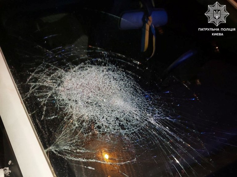 В Киеве вандал повредил чужую машину