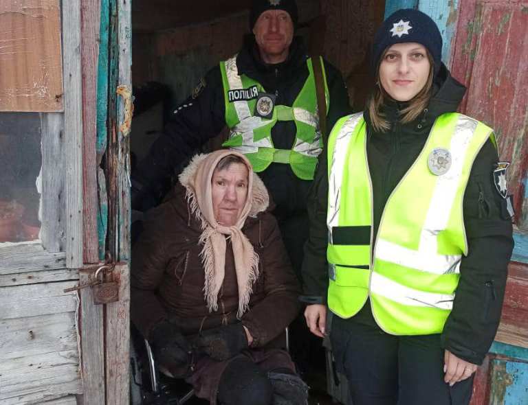 Под Киевом полицейские помогли добраться домой бабушке на коляске