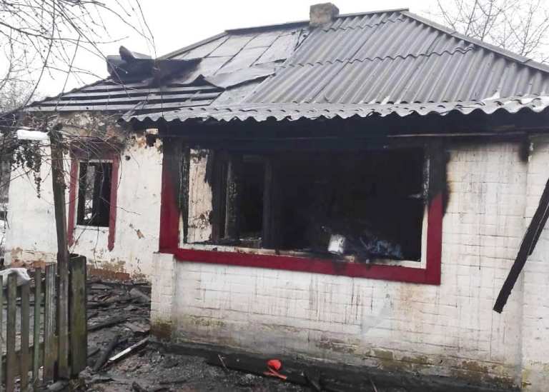 Под Киевом полицейские вытащили мужчину из горящего дома