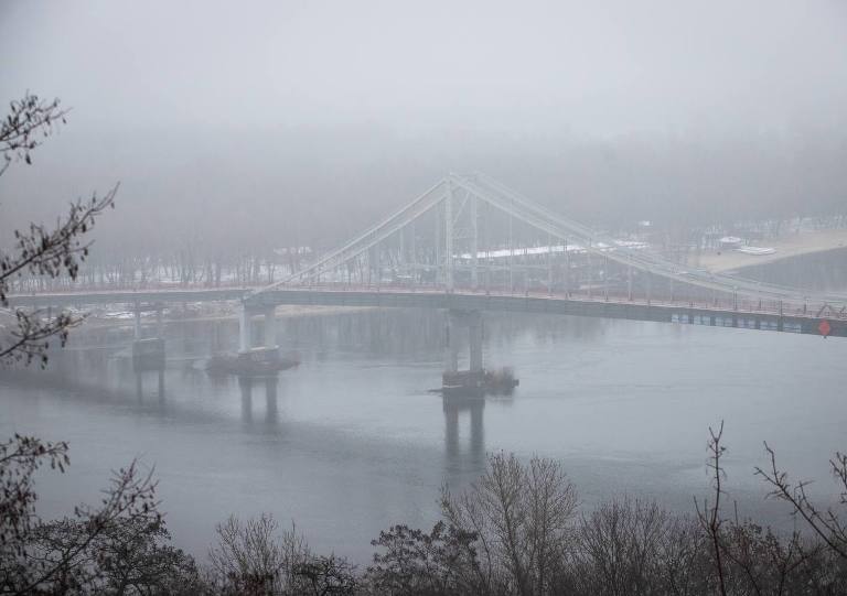 Киев утром накрыл густой туман