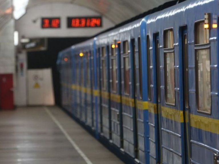 У київському метро з'явилися точки із USB-зарядками: список станцій
