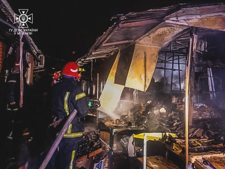 В Киеве вспыхнул пожар на рынке, сгорели киоски