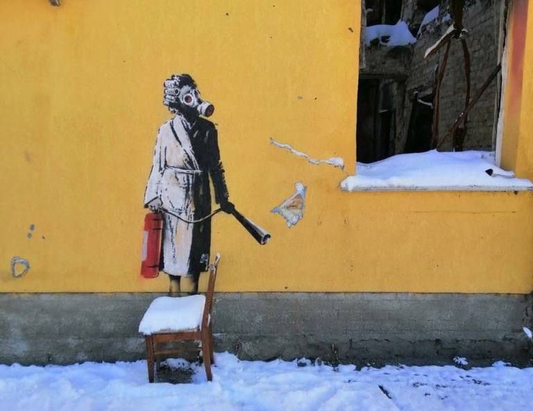 В пригороде Киева вандалы срезали со стеной мурал Бэнкси
