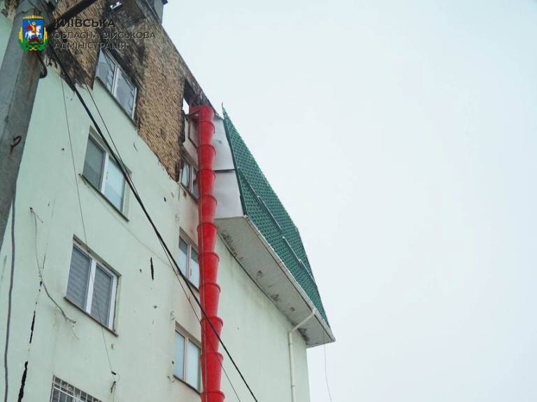 В селе под Киевом ремонтируют поврежденные обстрелами дома