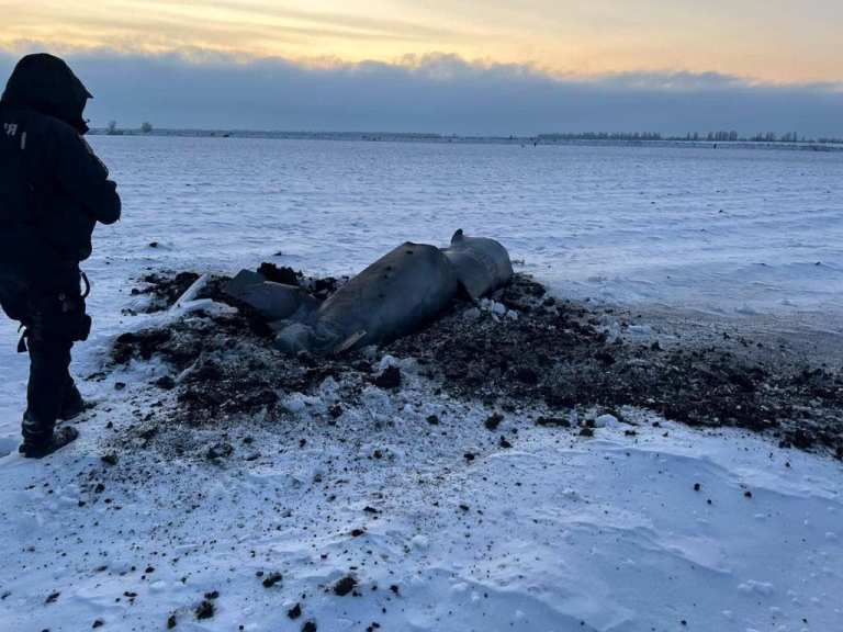 У полі під Києвом знайшли збиту російську ракету