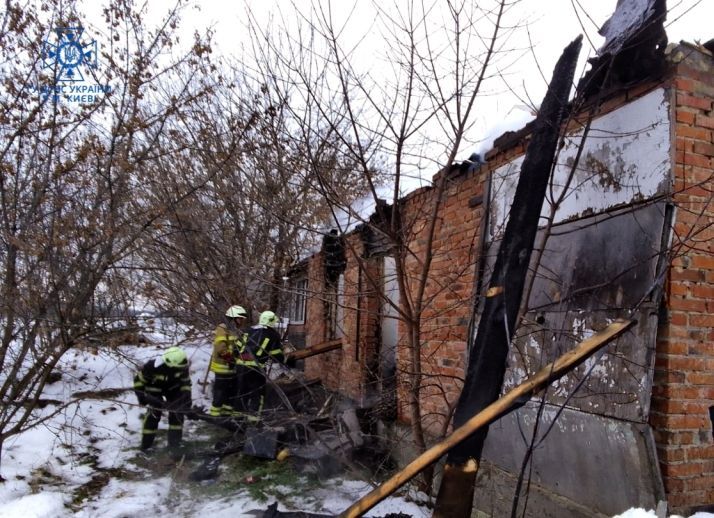 В Киеве загорелся заброшенный дом, в огне погиб человек