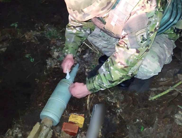 Под Киевом мужчина принес домой найденный в лесу танковый снаряд