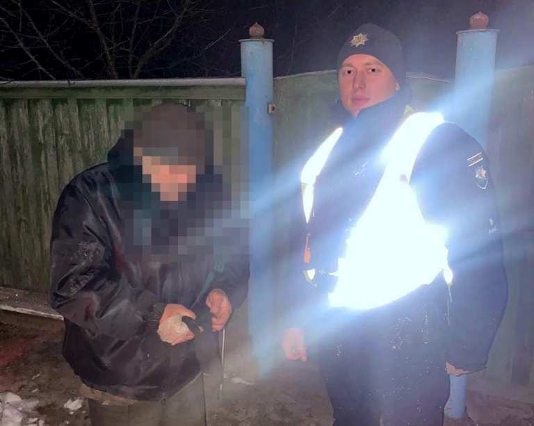 У Борисполі поліцейські допомогли дідусеві дістатися до будинку