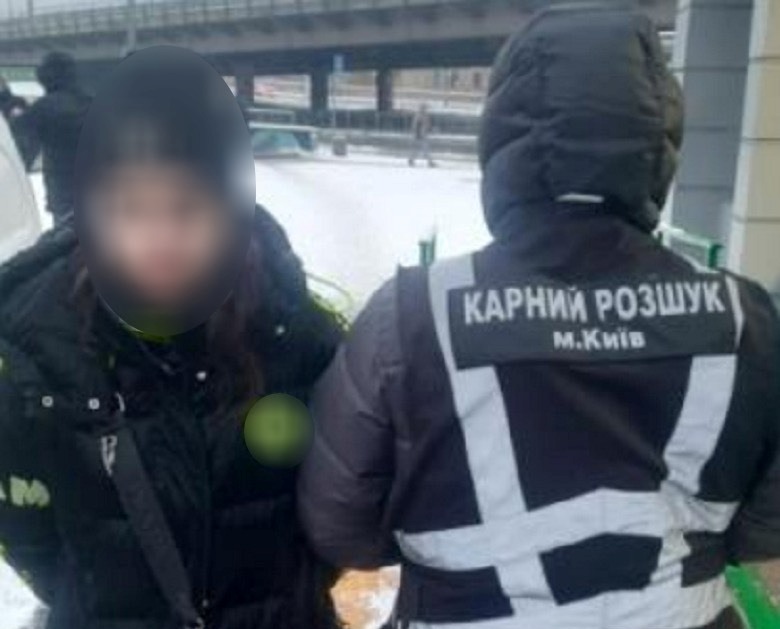 У Києві шахрайка обдурила робітниць аптеки та магазину