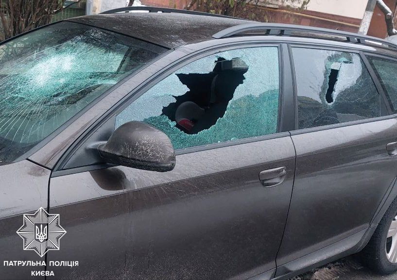 У Києві неадекватна жінка розбила сокирою чужу машину