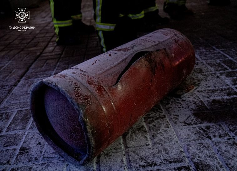 Взорвался газовый баллон: в Киеве загорелись киоски, есть пострадавшие