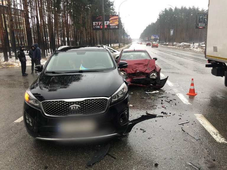 В пригороде Киева – ДТП, водителя и пассажира увезли в больницу