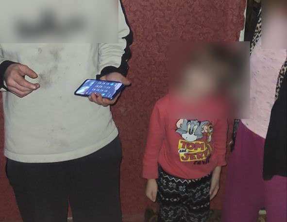 Втекла від бабусі: у Борисполі патрульні допомогли дівчинці дістатися до дому