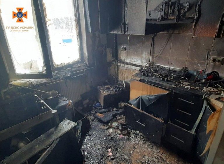 Під Києвом спалахнув будинок, із задимленого під'їзду евакуювали мешканців