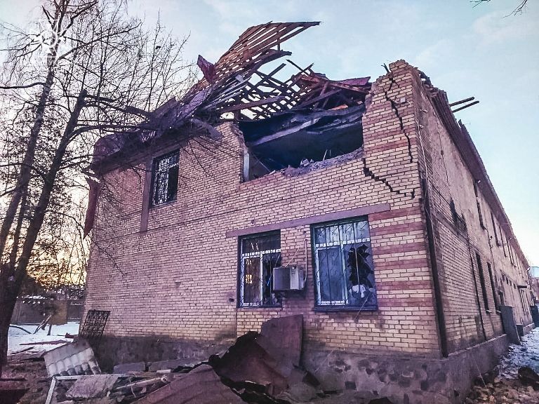 Вибиті вікна та пошкоджені дахи: наслідки ранкової атаки на Київ