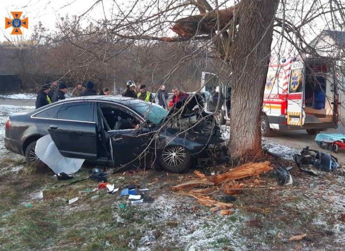 Під Києвом Audi влетіла у дерево, є постраждалі