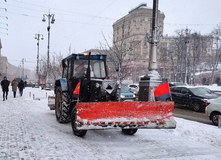 В Киеве – снег и гололед, водителей просят не выезжать в город