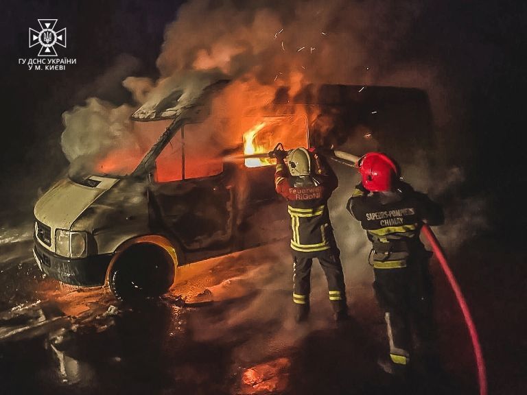 Во дворе на Бортничах ночью сгорел Volkswagen