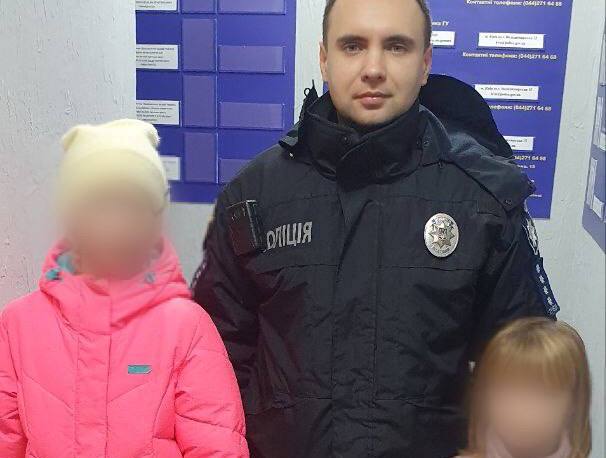 Стояла на улице в тапочках: под Киевом полицейские нашли потерявшуюся девочку