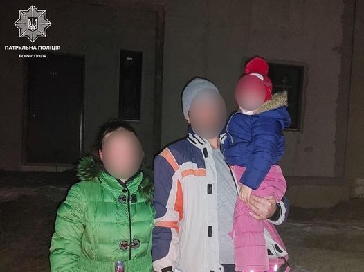 В Борисполе патрульные помогли женщине с ребенком добраться домой