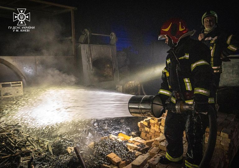 На заводі у Києві – вибух, пожежу гасили кілька десятків рятувальників