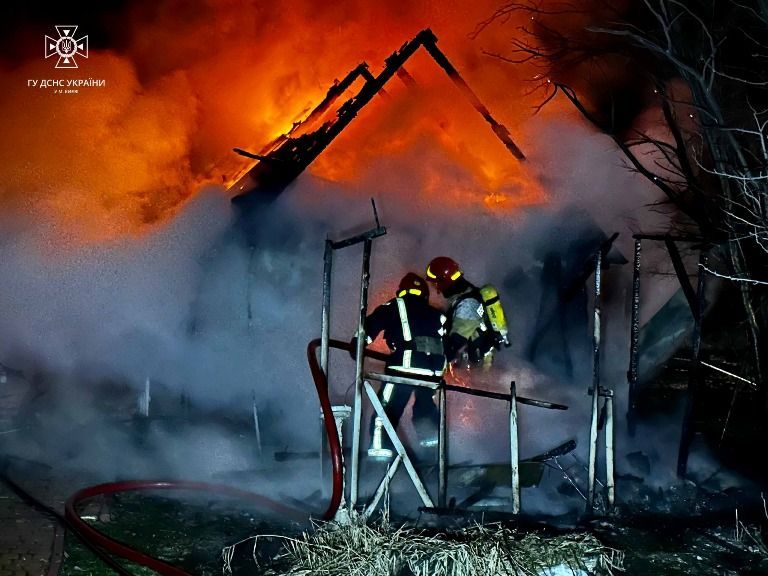У Києві – пожежа у приватному секторі, горіла споруда