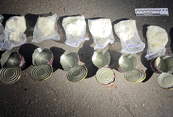 Маскировал наркотики под консервы: в Киеве поймали наркодилера