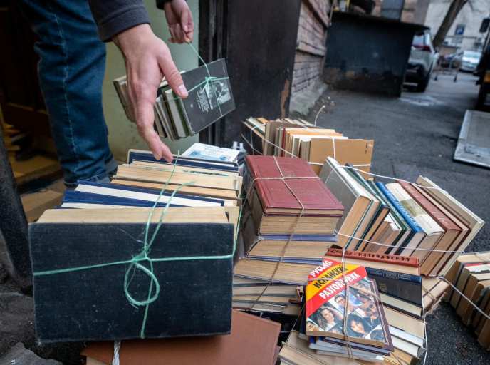 Киевлян призывают сдавать в макулатуру русскоязычные книги