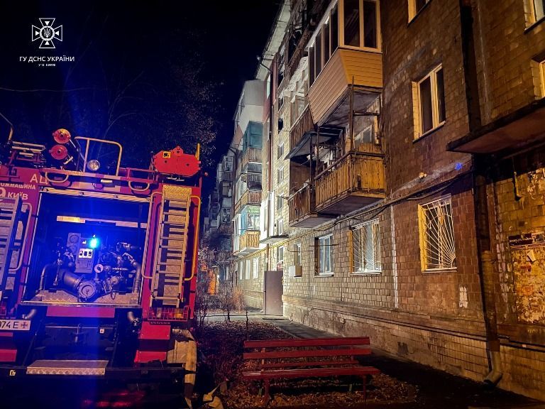 На Нивках среди ночи вспыхнул пожар в пятиэтажке, эвакуированы 6 человек