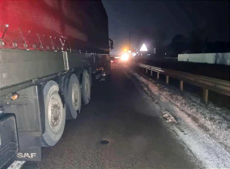 Шла в темноте через дорогу: под Киевом грузовик сбил женщину