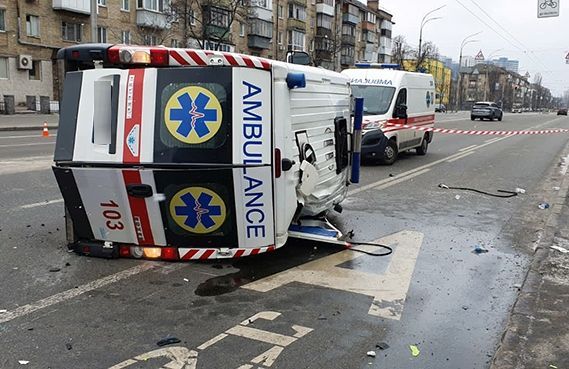 В Киеве в ДТП попала скорая, пострадали медики